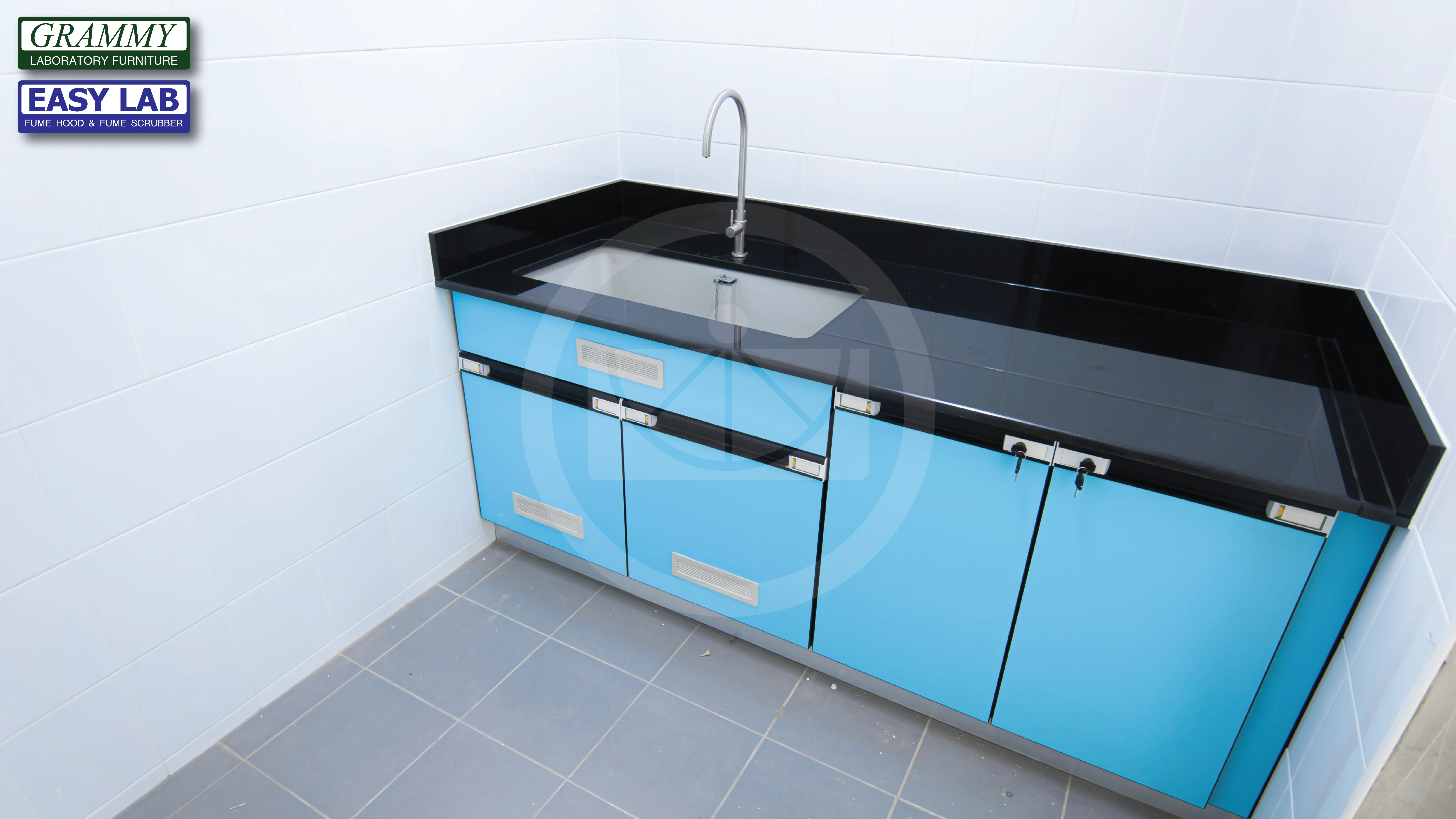 ติดตั้งโต๊ะปฏิบัติการ GRAMMY & ตู้ดูดควัน EASY LAB